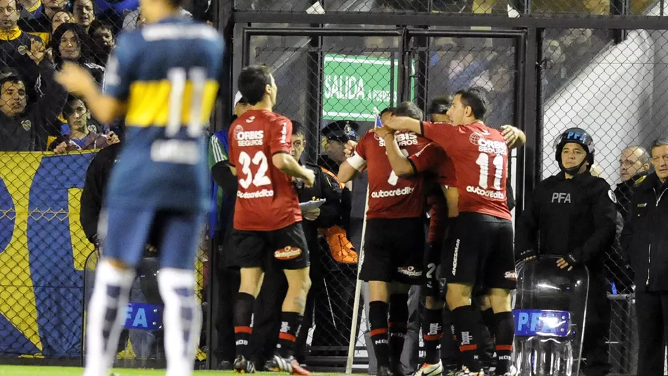 ¡QUE DEBUT! Con un zapatazo impresionante, el delantero rosarino anotó en su primer partido en Primera. TELAM