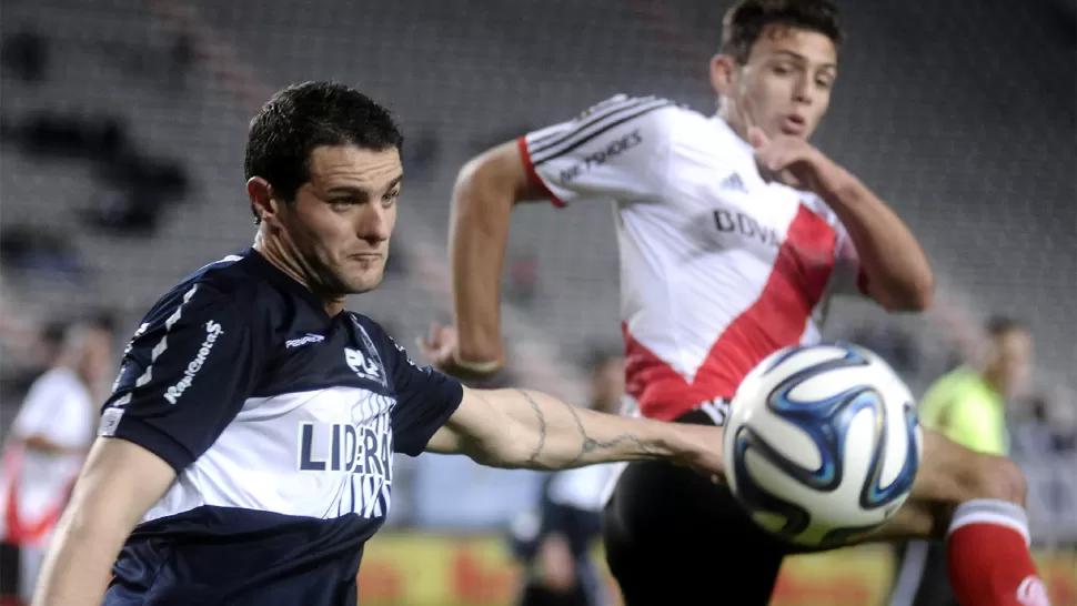 CUERPO A CUERPO. Gimnasia y River pelearon cada pelota en un duelo discreto. Sobre el final River gana con un gol de Teo Gutiérrez. DYN