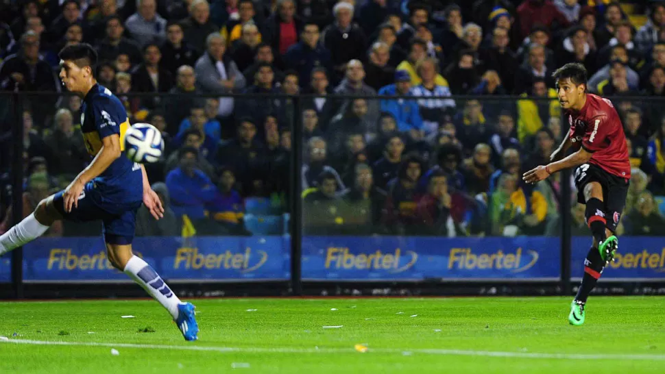 GOLAZO. Por lo general, nunca le pego al arco, siempre doy el pase atrás, pero esta vez cerré los ojos y le pegué, confesó Mauricio Tevez, debutante de 17 años, autor del gol (en la foto) de Newell's a Boca. TELAM