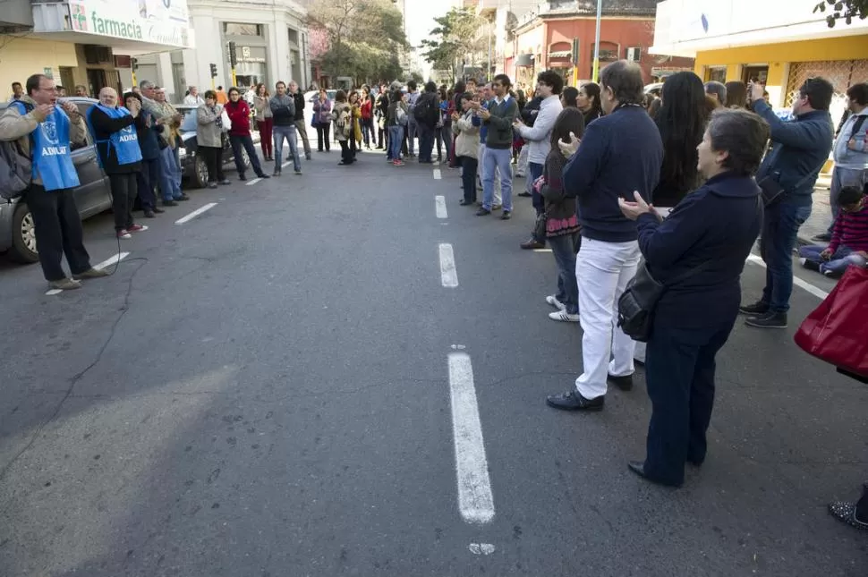 PROTESTA. Adiunt y Conadu Histórica labraron un acta frente a la filial local de la cartera nacional de Trabajo. la gaceta / foto de jorge olmos sgrosso