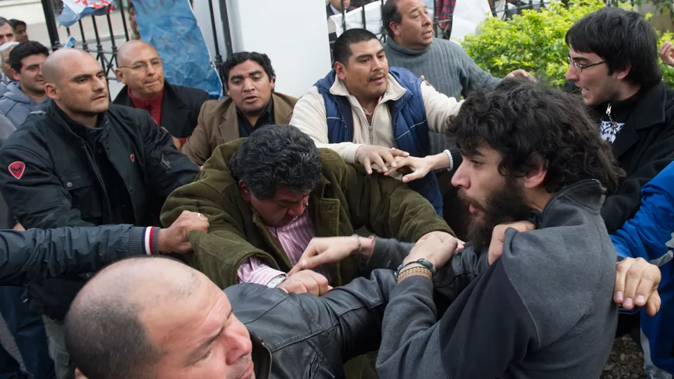 VIOLENCIA. Los enfrentamientos se produjeron dentro y fuera del Rectorado. LA GACETA / FOTOS DE JORGE OLMOS SGROSSO