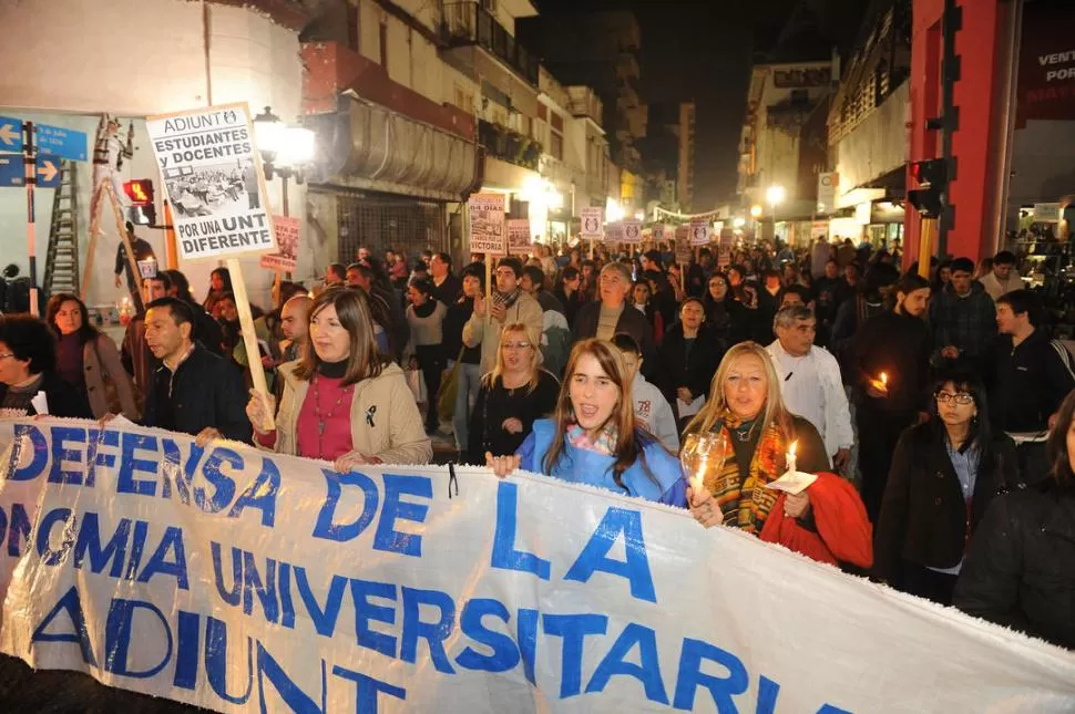 MARCHA DE ANTORCHAS. Durante la movilización de ayer se repudió la violencia del miércoles en el Rectorado y se defendió de la autonomía universitaria. la gaceta / foto de HÉCTOR PERALTA