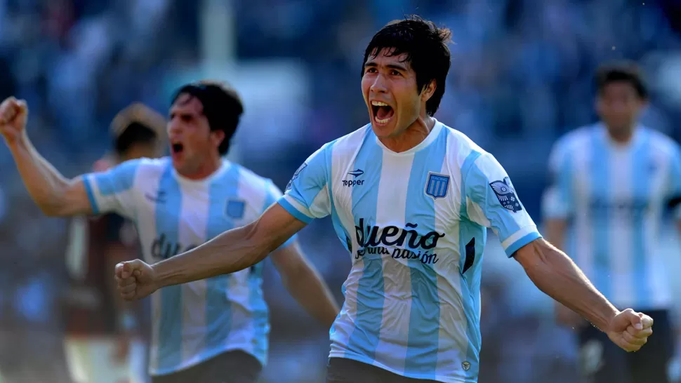 VICTORIA. Lollo inicia el festejo de su primer gol con la camiseta de Racing y el que marcó el camino al triunfo. TELAM