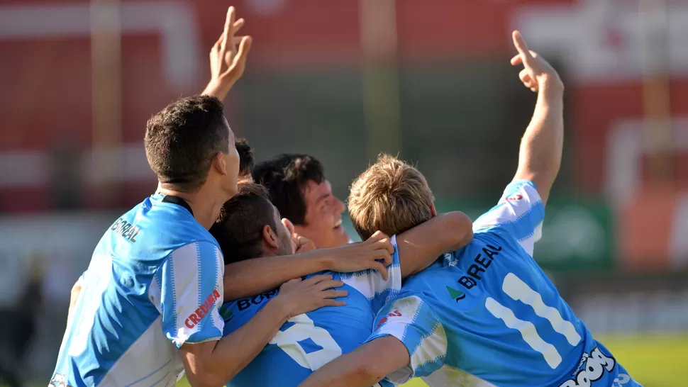 SACALE UNA FOTO. Los jugadores Decanos festejaron con una Selfie el primer gol, anotado por García. LA GACETA / ESPECIAL DE JAVIER ESCOBAR