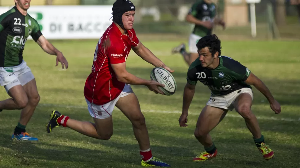 ROJOS AL ATAQUE. Los Tarcos ganó la pulseada y se quedó con el clásico de la fecha, al derrotar a Tucumán Rugby en Marcos Paz. FOTO DE JORGE OLMOS SGROSSO / LA GACETA