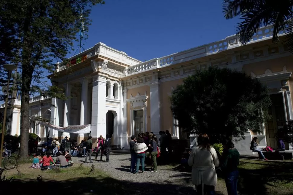 EN SOLIDARIDAD. Estudiantes mantienen tomado el Rectorado desde el 28 de julio, en apoyo a los docentes. la gaceta / foto de jorge olmos sgrosso