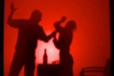 Quiso incendiar a su hijastra, pero murió quemado