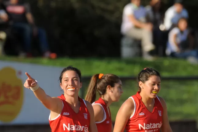 PARA VOS. Sofía Curia dedica su gol, el que marcó la apertura para el triunfo del rojo. LA GACETA / FOTO DE DIEGO ARÁOZ.