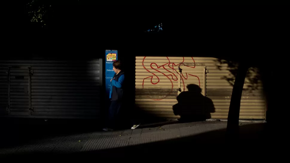 PERSIANAS BAJAS. Los comercios no abrirán sus puertas, salvo supermercados y centros comerciales. LA GACETA / JORGE OLMOS SGROSSO