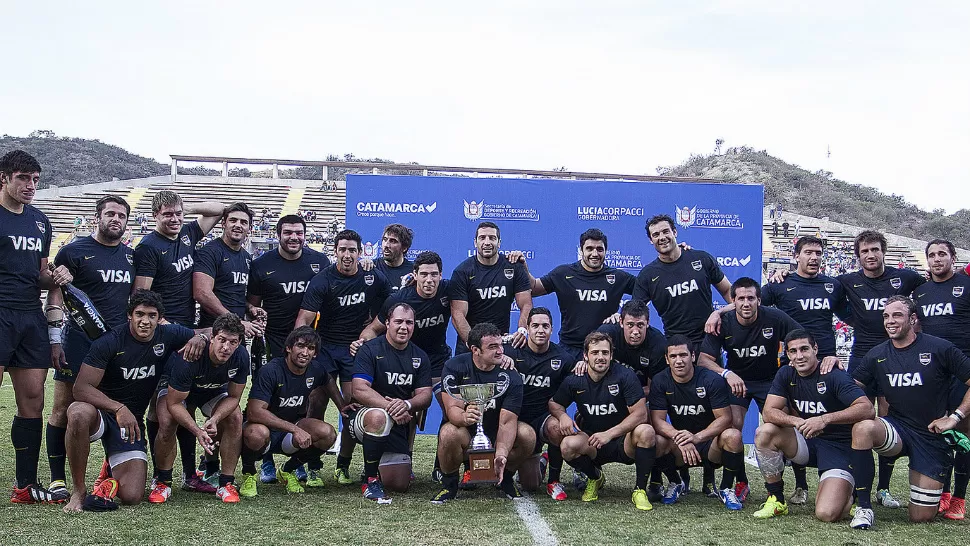 POSTAL. Los Pumas con el estadio Bicentenario de Catamarca de fondo. Una visita que dio sus frutos. PRENSA UAR