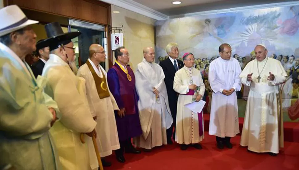 EL PAPA JUNTO A LíDERES RELIGIOSOS. REUTERS