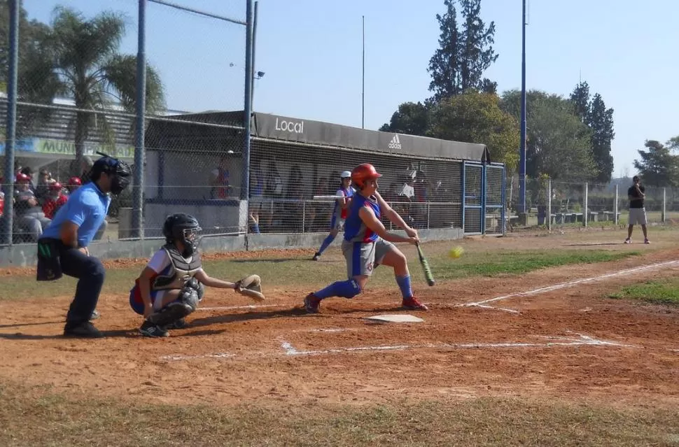 EN ACCIÓN. Finaliza hoy el torneo femenino organizado por el club Indios. 