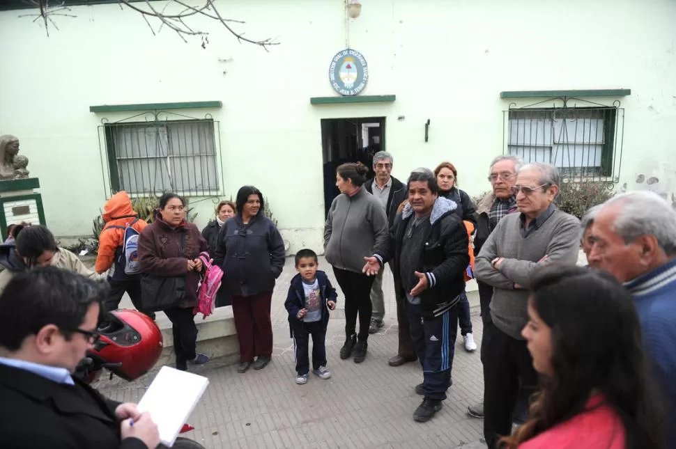 QUEJA UNIFICADA. Los vecinos de Lastenia se quejan de la falta de obras, de asistencia médica y policías. la gaceta / foto de hector peralta