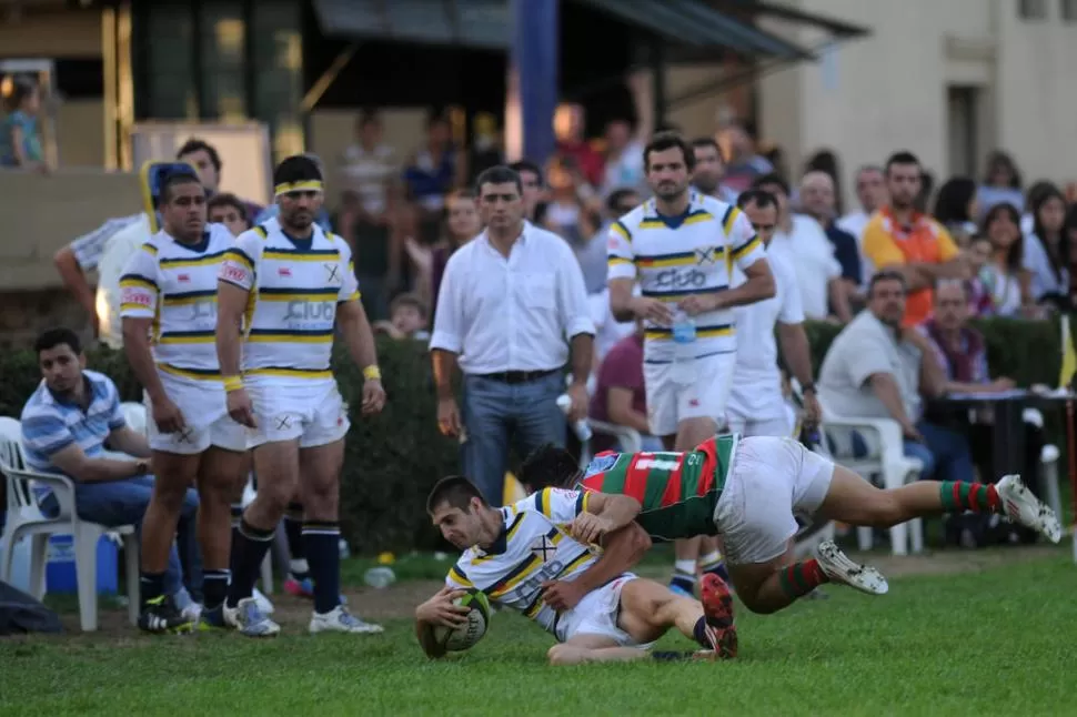 AL PASTO. Lucas Ferro trata de escaparse por la línea de touch, pero recibe el tackle de un rival. Fue un duelo parejo en el Parque, pero el “tennis” se llevó la torta. 