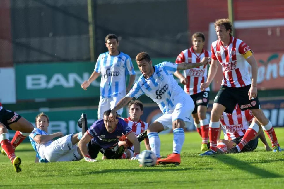 DESTINO DE GOL. Grahl, de gran labor ayer en casa del “tatengue”, está por impactar el balón que decretaría el 2-0 parcial. 