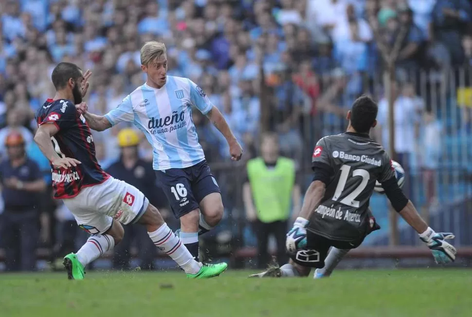 LA DEFINICIÓN. Sobre el final del partido, Castillón vence con su remate a Torrico ante la marca de Más y marca el 2-0 definitivo para Racing, sobre San Lorenzo.  