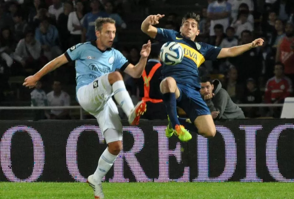 ACROBACIA. Erbes intenta ganar la pelota ante la marca de Lucas Pittinari durante el primer tiempo del partido de ayer.  télam