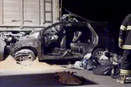 El camión arrastró unos 200 metros al auto de los familiares del Papa