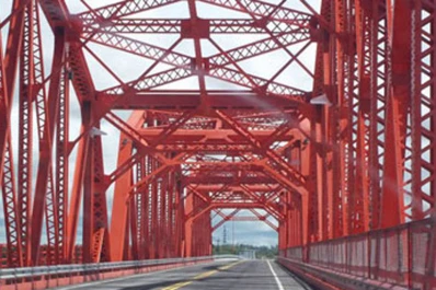 Atropelló y mató a un joven que le quiso robar el vehículo