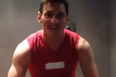 Messi se sumó a los baldazos y desafió a tres amigos