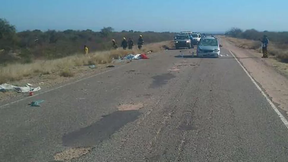 FUERA DE CONTROL. La explosión de un neumático delantero desencadenó al tragedia que le costó la vida a dos tucumanas. FOTO TOMADA DE FENIX951.COM.AR