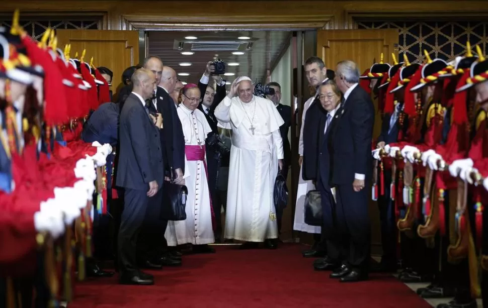 ADIÓS. El Papa se despide antes de abordar el avión que lo llevará a Roma. reuters