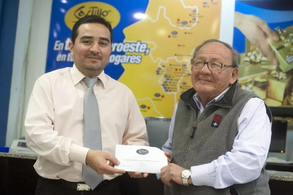 GANADOR. El lector Raúl Whiterman Burgos recibe el premio. la gaceta / foto de diego aráoz