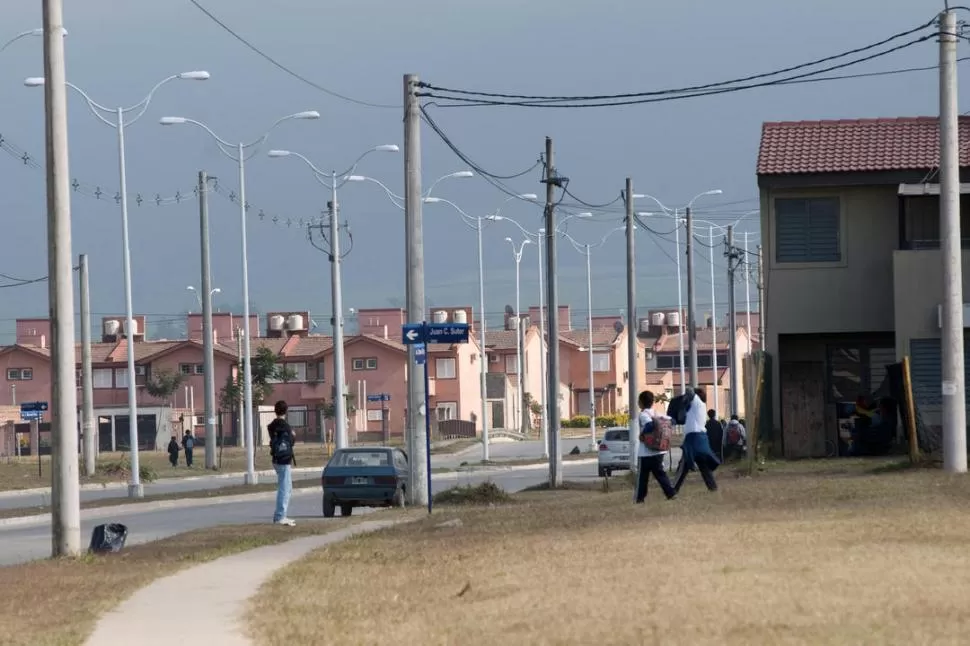 POR LAS CALLES DE LOMAS. Los rumores sobre las anomalías comenzaron a correr apenas después de la primera entrega de unidades, en 2008. la gaceta / foto de INÉS QUINTEROS ORIO (archivo)