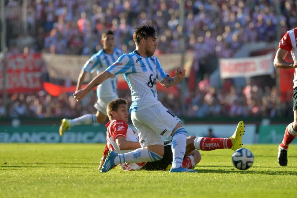 DEBUTANTE. Jonathan Gómez tuvo su presentación oficial el domingo en Santa Fe. No desentonó cuando ingresó. foto de javier escobar (especial para la gaceta)