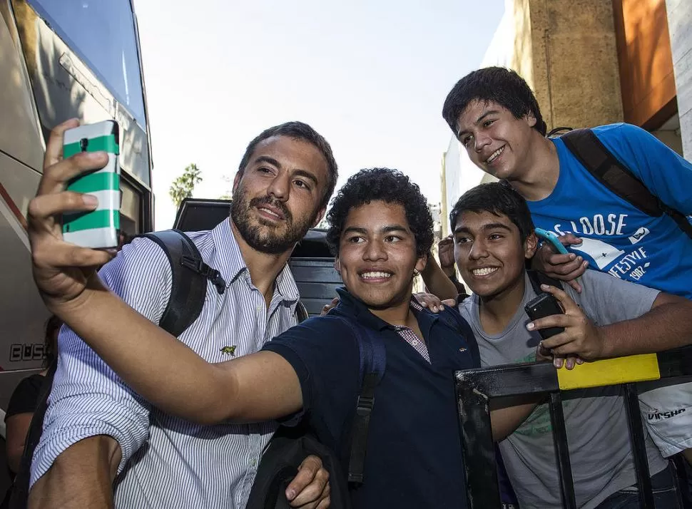 SELFIE. Juan Martín Hernández posa para la autofoto con hinchas salteños. 