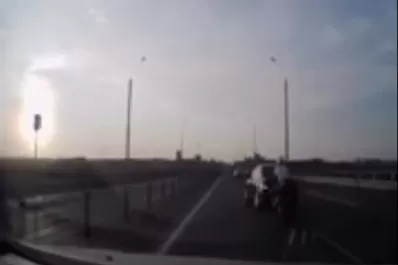 El hombre araña burla la muerte en una autopista