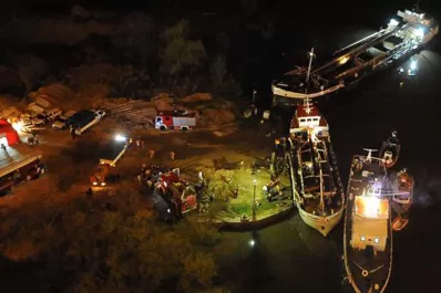Dos muertos y 18 heridos por una explosión e incendio en un barco, en Zárate