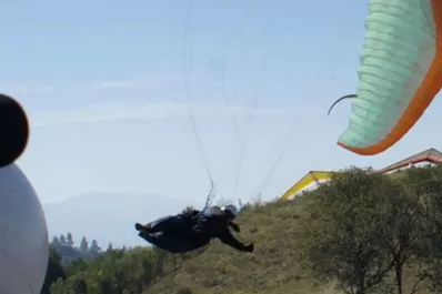Un parapentista rebotó contra un inflable y terminó hospitalizado