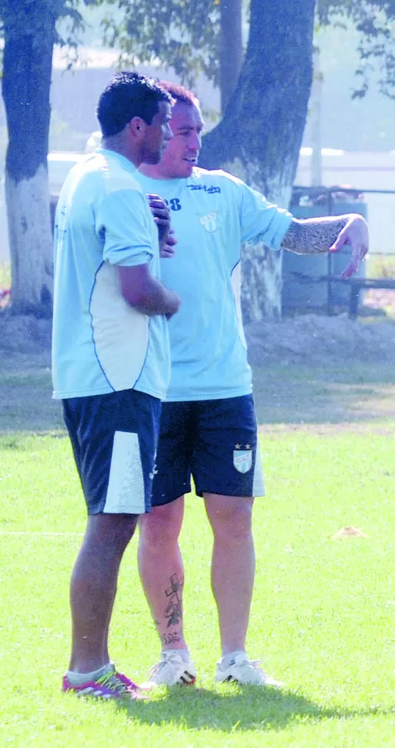 CHARLA. Garnier habla con Casais durante un parate en la sesión de ayer en Ojo de Agua, que fue bastante movidita. 