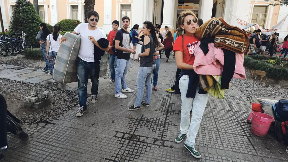 DÍA 23. Los estudiantes desocuparon ayer por la tarde la sede del Rectorado. la gaceta / foto de diego aráoz