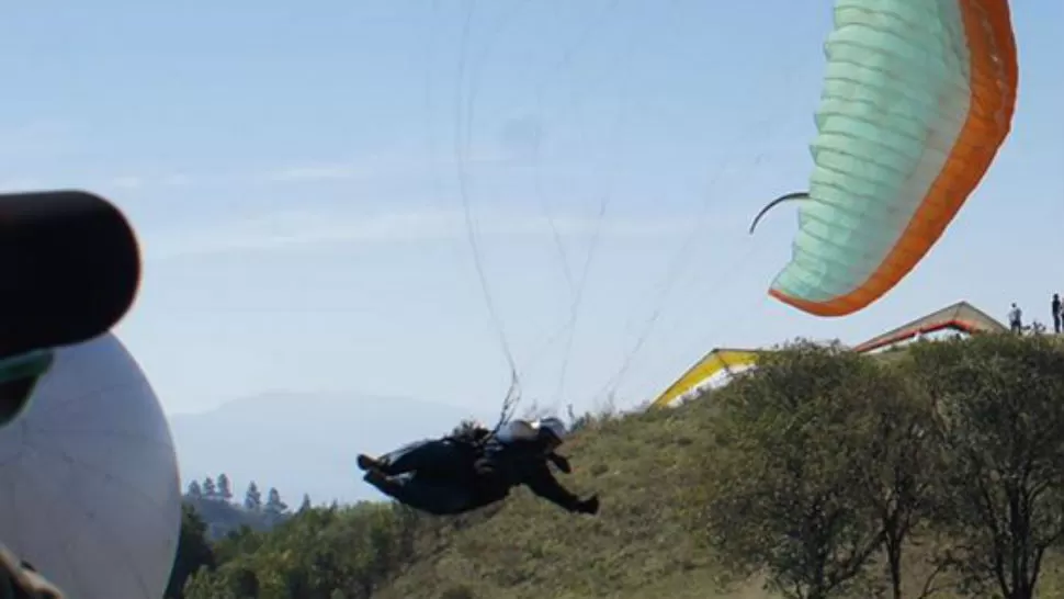 MOMENTO JUSTO. El pilota rebota con la pelota y sale despedido. FOTO GENTILEZA PARAPENTE TUCUMÁN