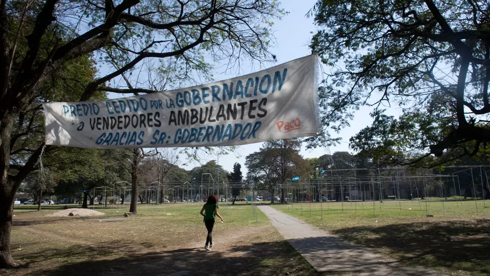 DUDOSA PROMESA. Al fondo quedan las estructuras metálicas que colocó un grupo de vendedores ambulantes para instalarse en Alsina al 600. la gaceta / foto de jorge olmos sgrosso 
