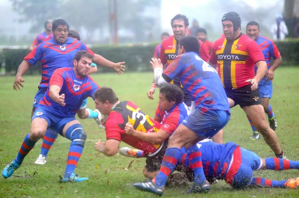 ACTITUD ANTE TODO. Mauro Campra va en busca de Blas Cabrera. Aguilares, dividida por el fútbol, se unió por el rugby. 