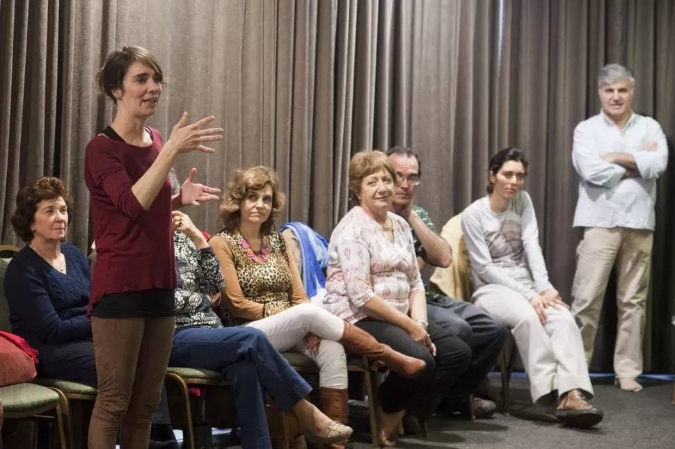 LA EXPRESIÓN. Los coreutas, atentos a las consignas de la profesora de canto, Mariana Macchiarola.  la gaceta / foto de diego aráoz