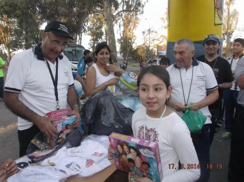 TODOS FELICES. Los niños recibieron regalos y tuvieron una chocolateada. 