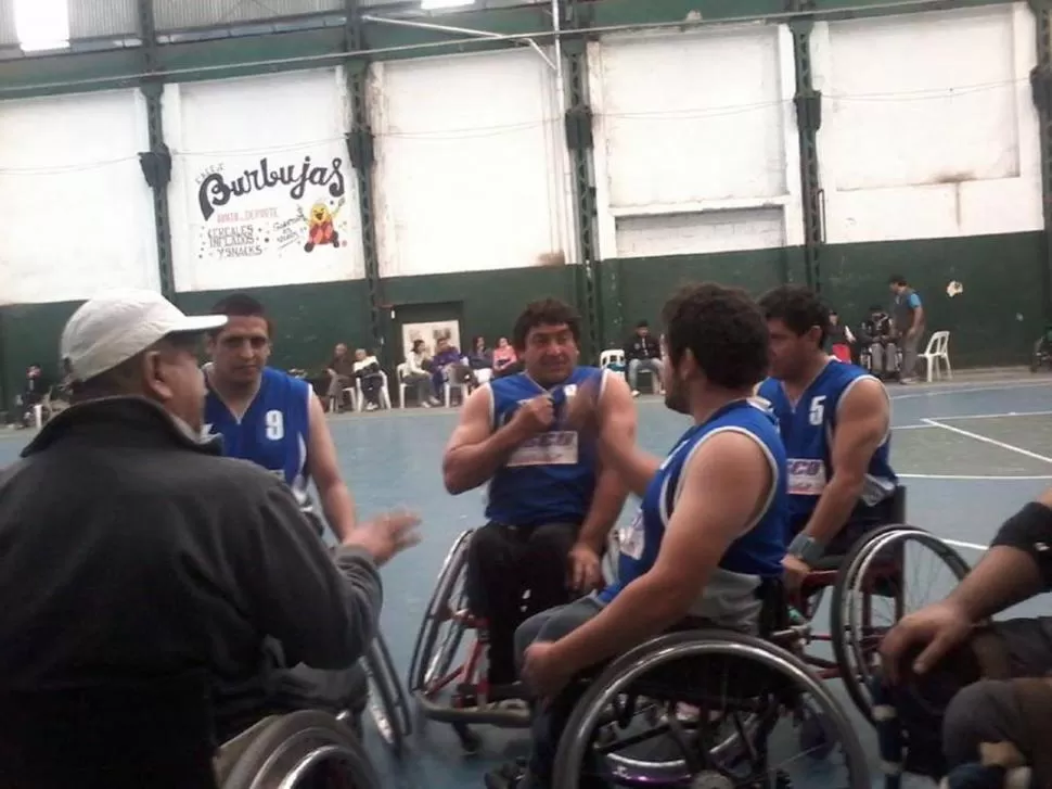 EL ÚNICO REVÉS. Ante Duba, el equipo tucumano dio batalla hasta el final. 