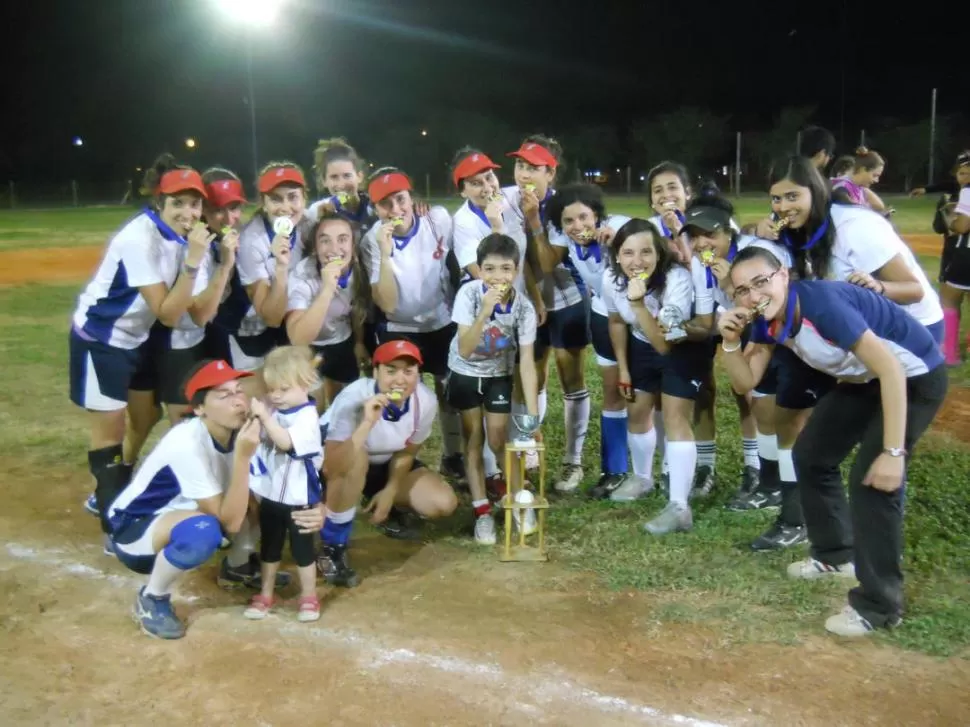LA CORONA QUEDÓ EN CASA. Las chicas de Indias festejan el título obtenido. 