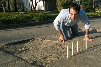 En Yerba Buena, le cantaron el cumpleaños a un bache