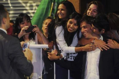 Una foto de Kicillof rodeado de mujeres causa furor en las redes