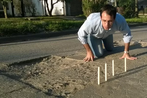 En Yerba Buena, le cantaron el cumpleaños a un bache