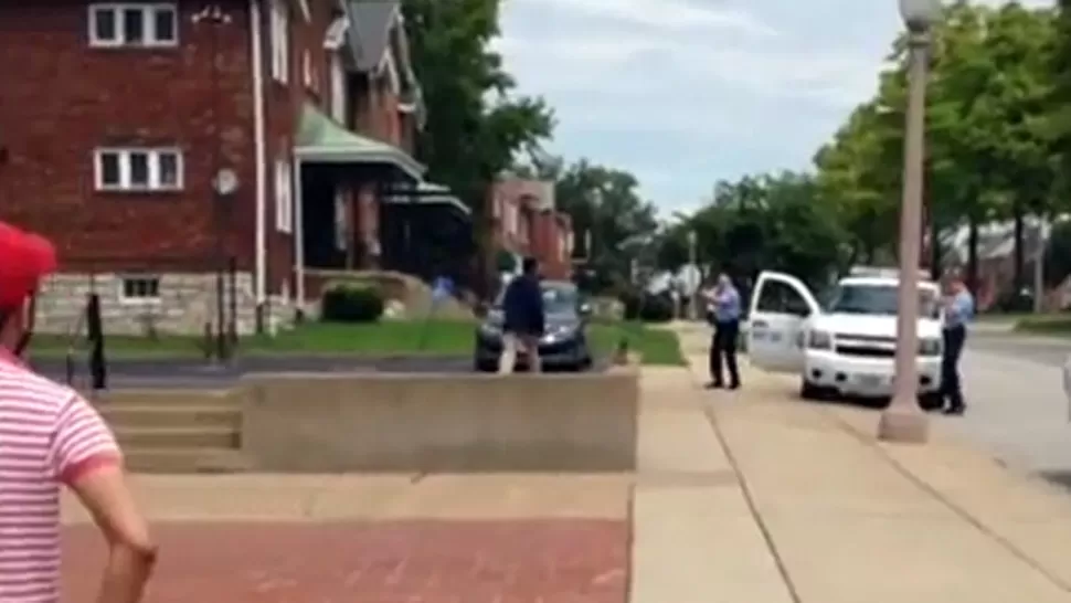 ACERCAMIENTO MORTAL. Los policías habían declarado que Powell de aproximó a menos de dos metros, con un cuchillo. CAPTURA DE VIDEO