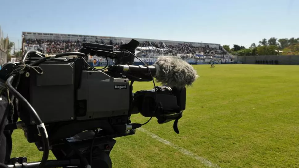 LUZ, CAMARA... El Santo aclaró que el partido irá televisado. ARCHIVO LA GACETA