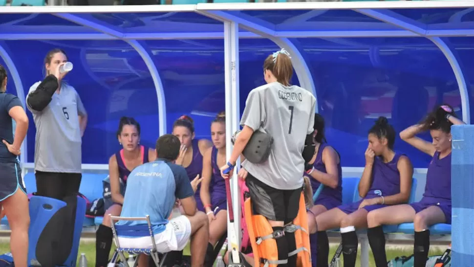 AJUSTANDO DETALLES. El seleccionado nacional Sub 18 enfrenta a Uruguay por el pase a las semifinales. FOTO DE HOCKEY MOBILE