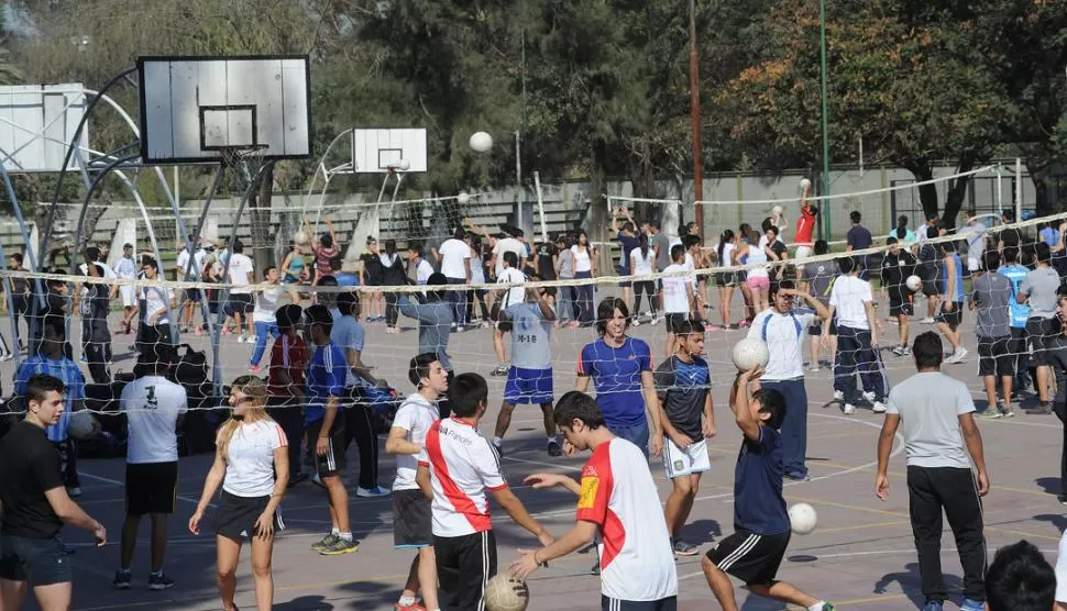 AL AIRE LIBRE. Estudiantes de primer año de Educación Física cursaron ayer una clase de Voley, por primera vez desde que se inició el paro docente. la gaceta / fotos de hector peralta