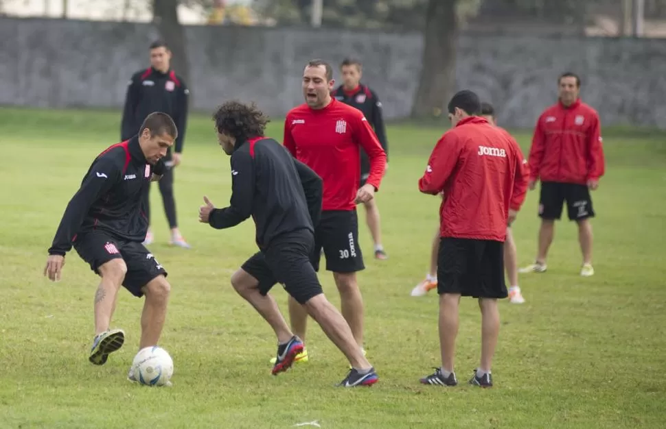 SOBRAN GANAS. Fernández intenta gambetear a Zambrano, ante la mirada de De Muner. Todos se preparan para el debut. 